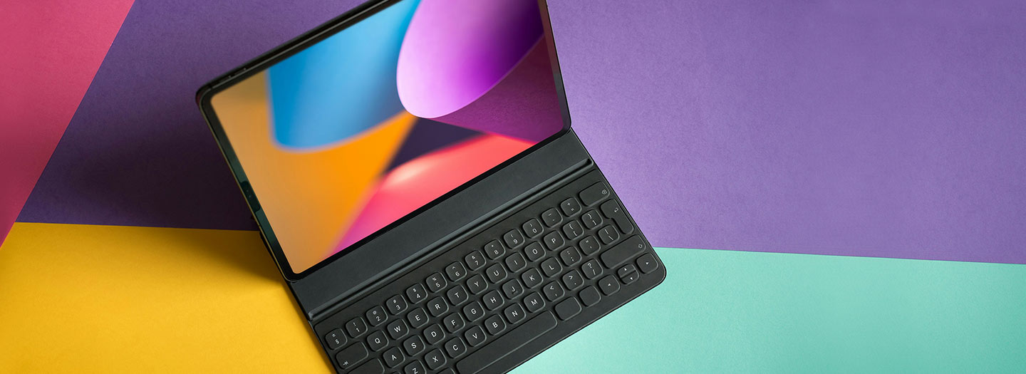 Laptop mot färgglad bakgrund.