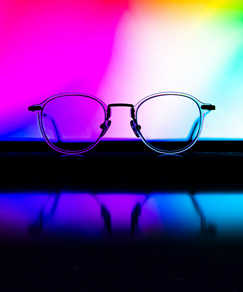 Glasögon mot färgglad bakgrund.