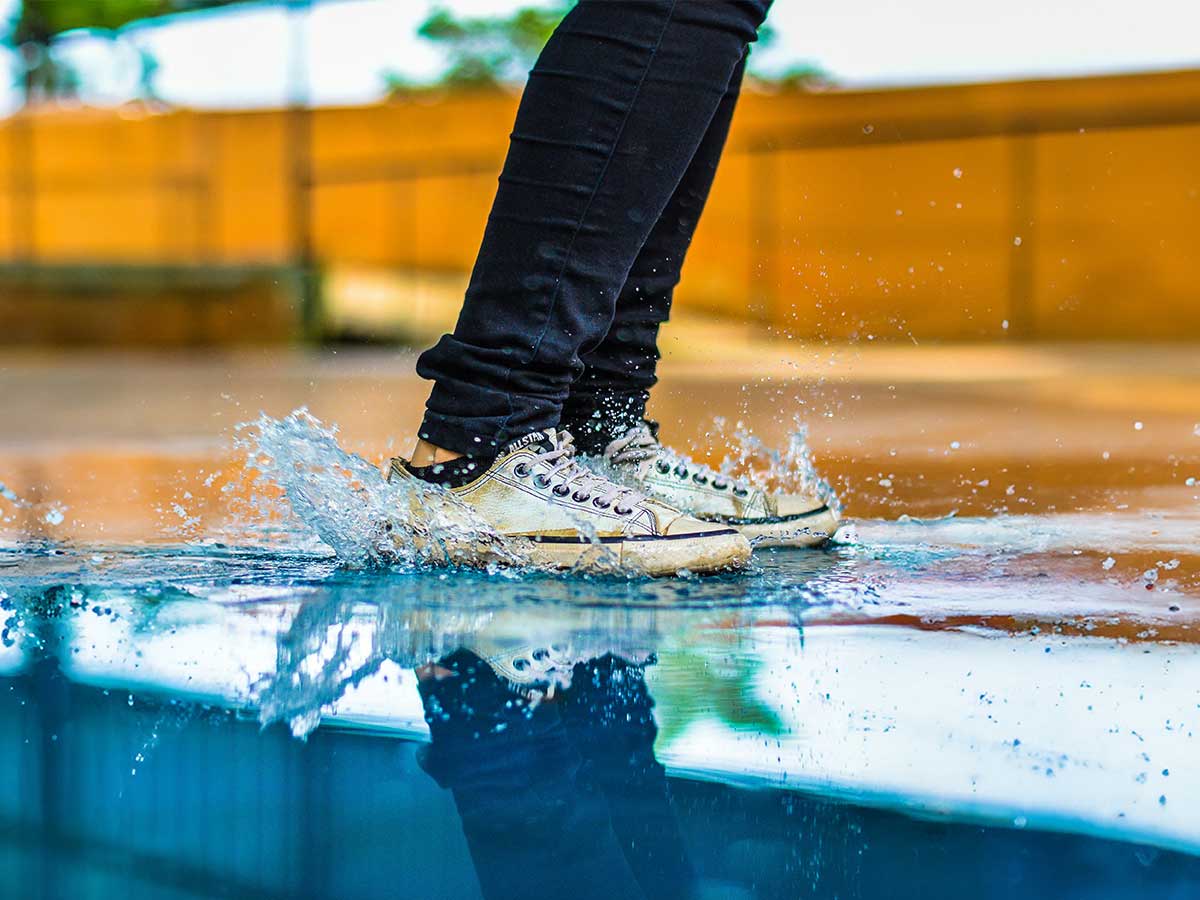Sneakers i vattenpöl