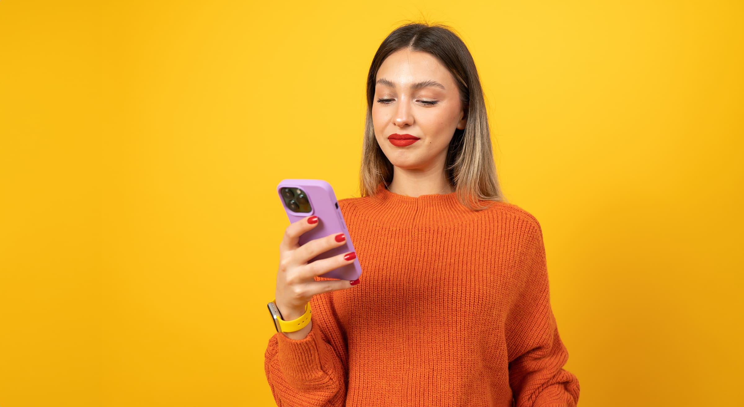 Kvinna som tittar i mobil.